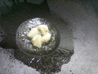 8、厨房挑战+素菜+清炒春菜,锅里放油。油热后放入蒜头先煎一下