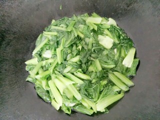 10、厨房挑战+素菜+清炒春菜,翻炒后加入一些开水煮熟