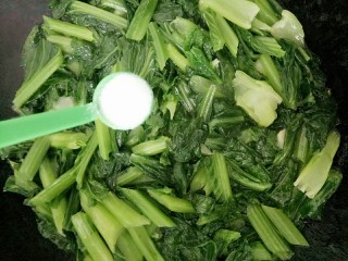 11、厨房挑战+素菜+清炒春菜,煮熟后加入两勺盐再翻几下