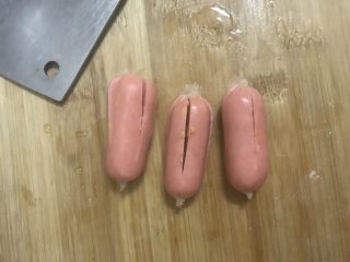 1、一个人在家也能做出好吃的冒菜,脆皮肠切开。