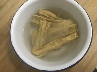 2、一个人在家也能做出好吃的冒菜,腐竹用热水浸泡，我用的腐竹比较软，很容易泡开的，建议还是提前泡好。