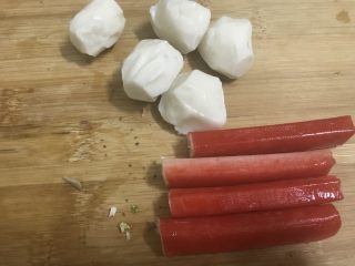 7、一个人在家也能做出好吃的冒菜,墨鱼丸和蟹柳准备好。