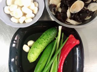 1、双耳脆炒马蹄,一盘营养丰富的