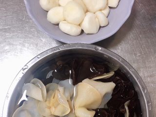 2、双耳脆炒马蹄,蔬菜切片儿待用。