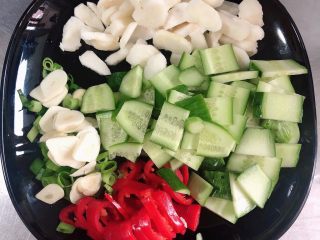 3、双耳脆炒马蹄,蔬菜切块待用。