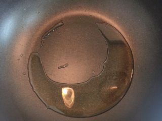 4、双耳脆炒马蹄,锅中放油，烧热至六成热。