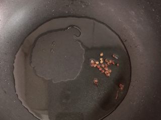 5、双耳脆炒马蹄,放入花椒，煸香花椒。