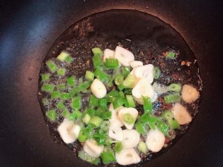 6、双耳脆炒马蹄,再放入葱蒜翻炒均匀。