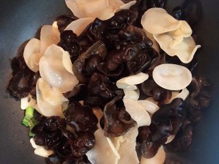 7、双耳脆炒马蹄,放入木耳，大火爆炒。