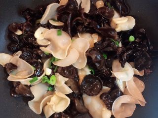 8、双耳脆炒马蹄,放入盐，翻炒均匀。