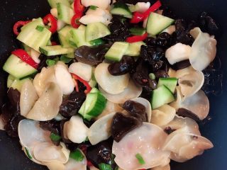 11、双耳脆炒马蹄,大火爆炒两分钟，完全入味即可出锅了。