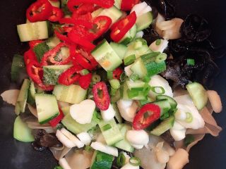 9、双耳脆炒马蹄,再加入蔬菜翻炒均匀。