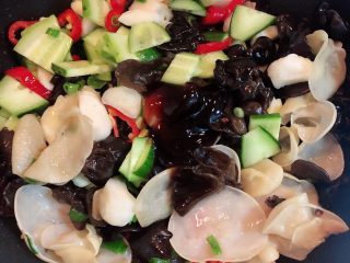 10、双耳脆炒马蹄,放入蚝油翻炒均匀。