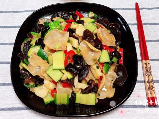 12、双耳脆炒马蹄,一盘营养丰富的双耳脆炒马蹄就上桌了！