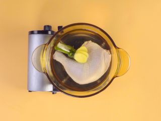 1、懒人香辣口水鸡！,鸡全腿1个冷水下锅，放入葱结、姜片3片、料酒30ml，盖上盖子，开大火煮约10分钟，关火继续焖约8分钟