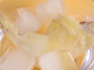 2、懒人香辣口水鸡！,捞出鸡腿放入冰水中浸泡冷却，捞出沥干