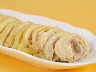 3、懒人香辣口水鸡！,鸡腿斩块，装入盘中