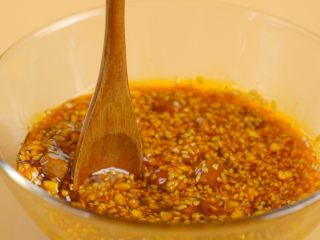 4、懒人香辣口水鸡！,碗中放入老干妈辣三丁30g、麻油5g、生抽30ml、料酒15ml、香醋15ml、白砂糖10g、蒜蓉3g、小米椒5g、熟花生碎15g、熟白芝麻