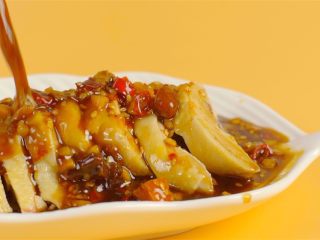 5、懒人香辣口水鸡！,将适量料汁淋在鸡肉上