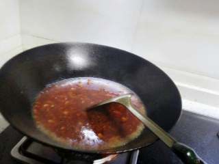 2、麻婆豆腐,加入适量清水和酱油，白糖。