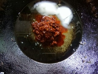 3、川香豆瓣鱼,炒鸡倒菜籽油，猪油，加郫县豆瓣酱小火炒香。