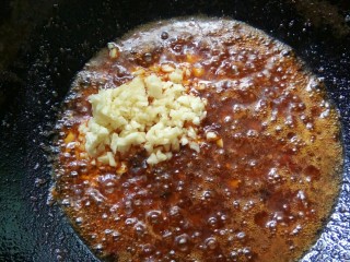 4、川香豆瓣鱼,加蒜炒香。