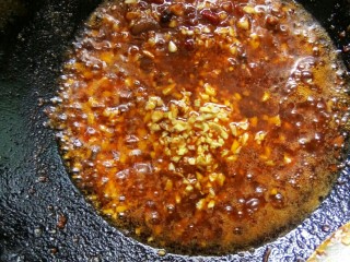 5、川香豆瓣鱼,加姜粒炒香。