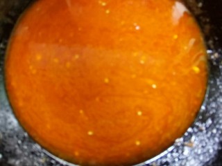 7、川香豆瓣鱼,加高汤熬制。