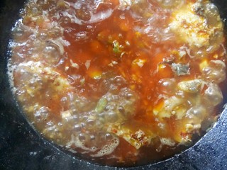 13、川香豆瓣鱼,在水开处淋芡汁勾芡。