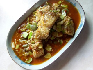 16、川香豆瓣鱼,盛入盘中。