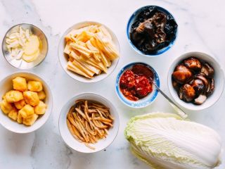 1、罗汉斋粉丝,备好食材 需要泡发的提前泡发好