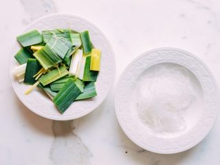 2、罗汉斋粉丝,蒜切段 粉丝温水泡开