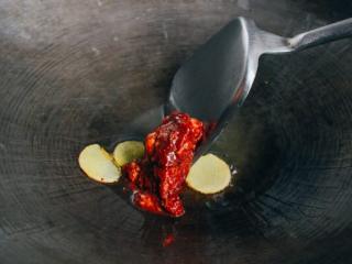 3、罗汉斋粉丝,用中火热锅，加入油和姜。 加入红腐乳，炒碎。