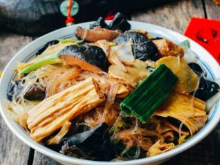 7、罗汉斋粉丝,可以配米饭 ，也可以单独吃。