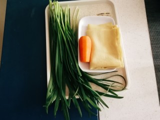 1、韭菜炒千张,食材准备好