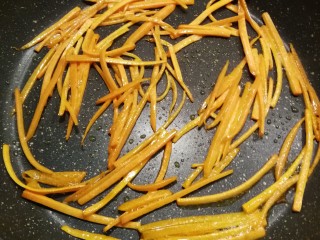 8、韭菜炒千张,翻炒变软