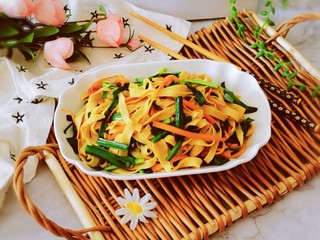 16、韭菜炒千张,装盘食用