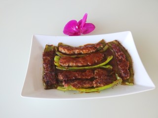 1、虎皮尖椒酿肉,成品图显示。