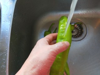 3、虎皮尖椒酿肉,尖椒洗干净。