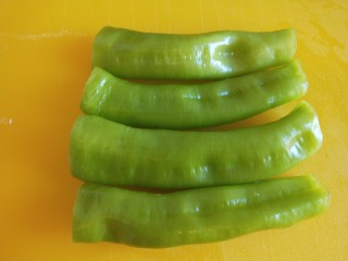 5、虎皮尖椒酿肉,在切成两半。