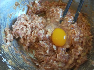 8、虎皮尖椒酿肉,一个鸽子蛋搅拌均匀。