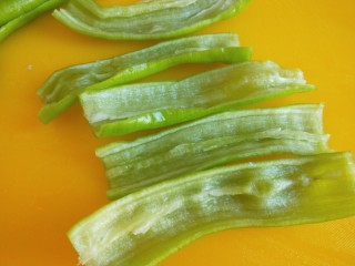 9、虎皮尖椒酿肉,把肉馅放入尖椒中。