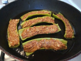 10、虎皮尖椒酿肉,放入平底锅煎制。