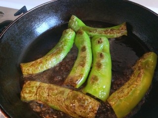 11、虎皮尖椒酿肉,翻面煎制两面金黄。