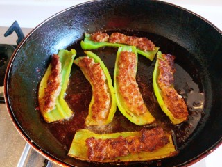 12、虎皮尖椒酿肉,在用淀粉加入适量酱油鸡精调汁。