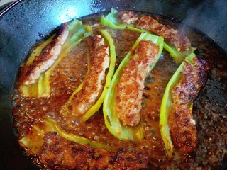 13、虎皮尖椒酿肉,收汁即可。