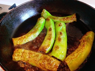 14、虎皮尖椒酿肉,出锅即可食用。