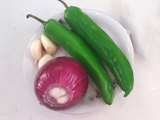 1、尖椒烧豆泡,准备食材