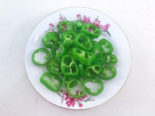 2、尖椒烧豆泡,把尖椒切成辣椒圈，去除辣椒籽