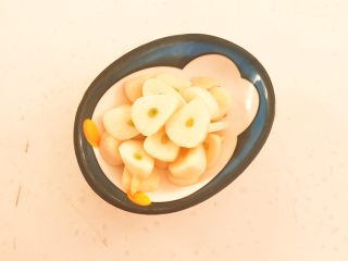 3、尖椒烧豆泡,大蒜切成小片